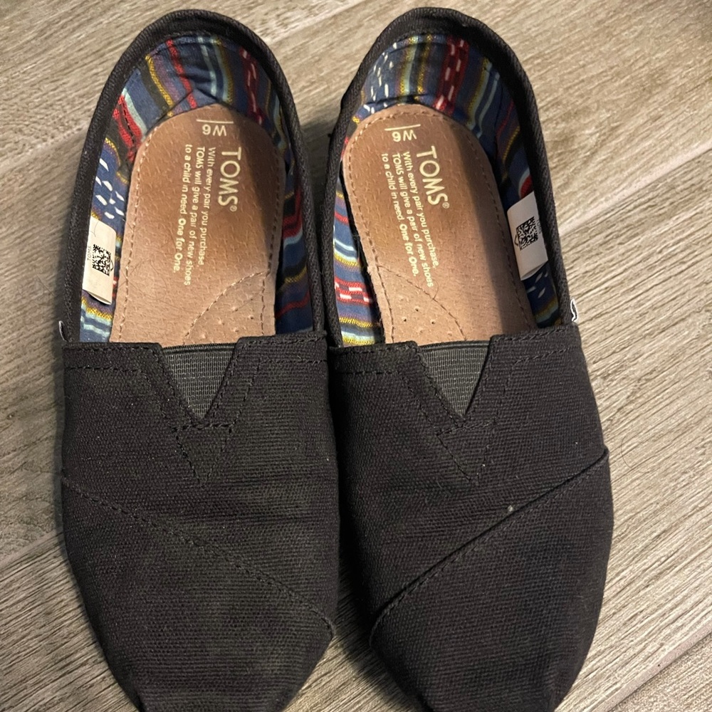 Black TOMS